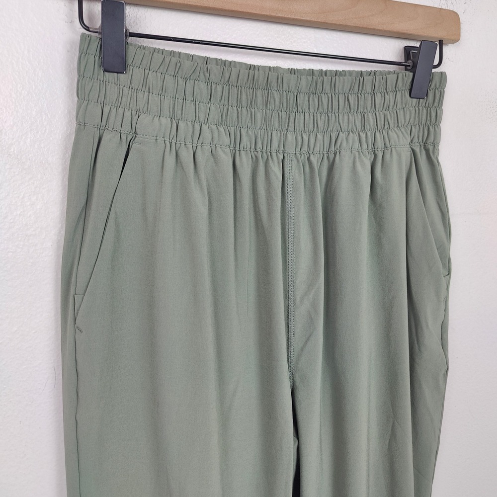 Vuori Villa Joggers Womens Small Sage Green Smocked Waist Performance Running - Picture 3 of 10